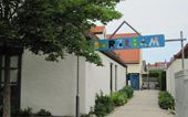 Eingang zum Kindergarten Burzlbaum Weichs